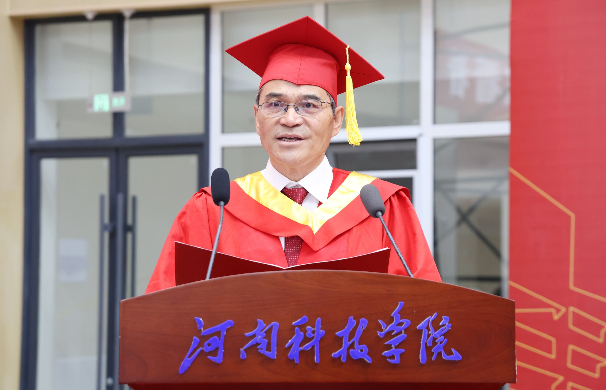 党委副书记王庆兵宣读2025届优秀毕业生名单